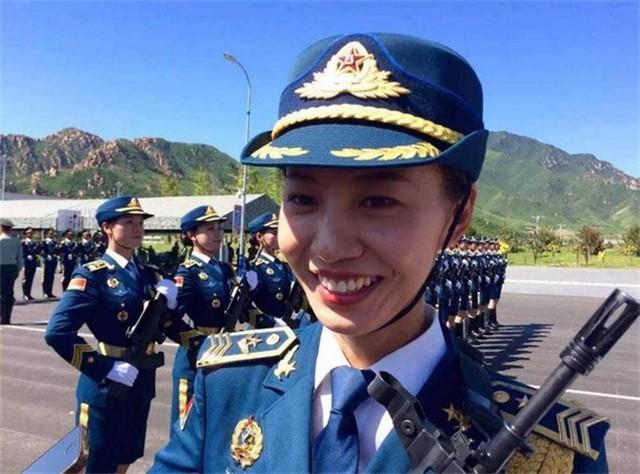 三軍儀仗第二任女隊長，卓越領導力與無限榮耀的象征，三軍儀仗第二任女隊長，領導力卓越，榮耀無限的象征