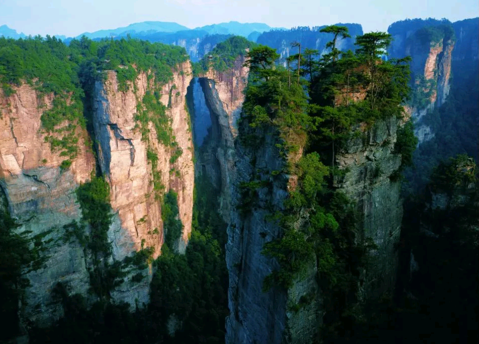 張家界旅游，報(bào)團(tuán)游與自由行，哪種方式更佳？，張家界旅游，報(bào)團(tuán)游與自由行，哪種選擇更明智？